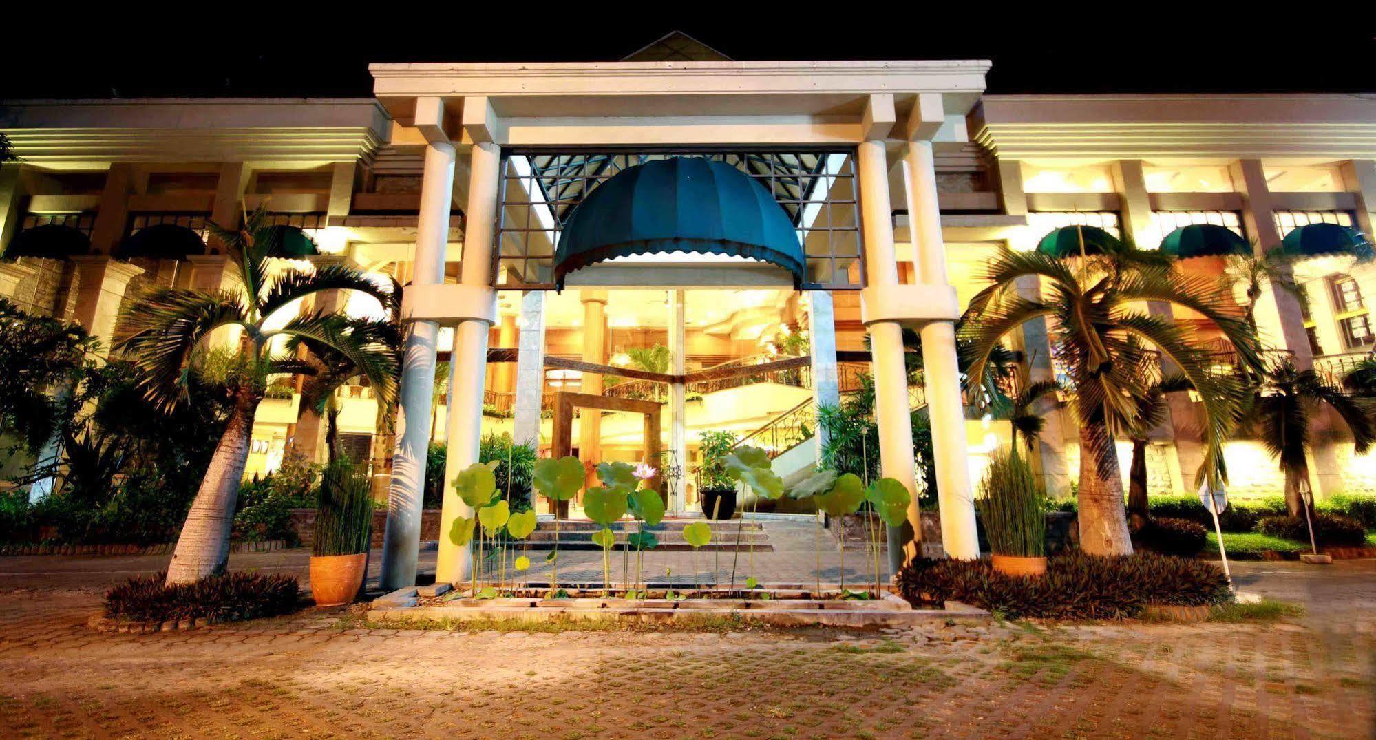 Bentani Hotel & Residence Чиребон Экстерьер фото